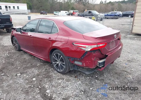 2018 Toyota Camry L/Le/Xle/Se/Xse z USA, uszkodzony, nr VIN 4T1B11HK0JU666847